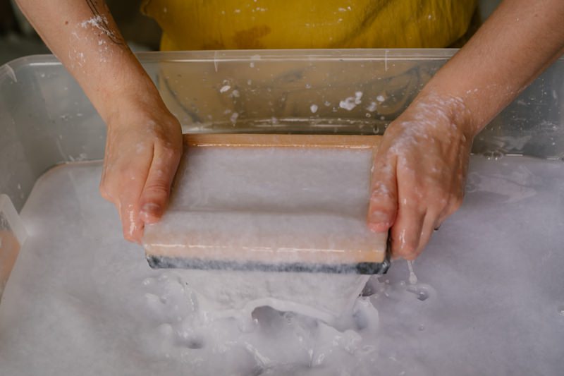 fabrication de papier artisanal pour la création de coloriages pour adultes, Madame La Papetière