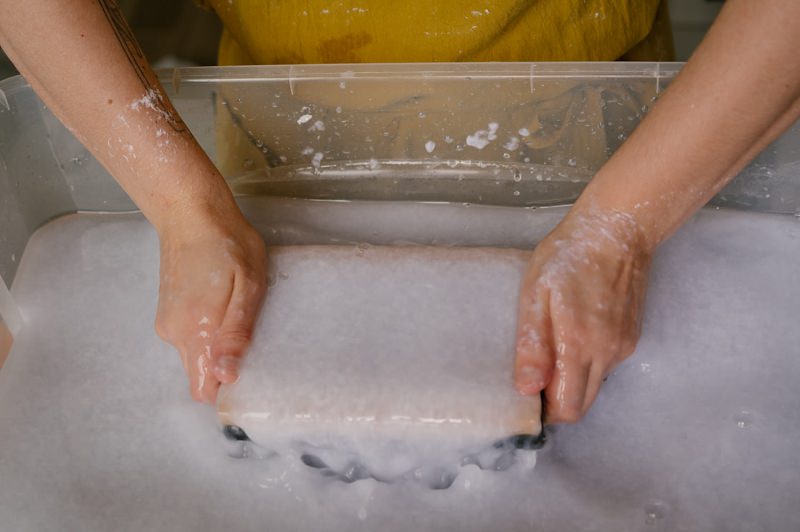 Fabrication de papier artisanale en forme pour aquarelle par Madame La Papetière